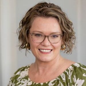 BRANDI_ENGLISH_ES_CHAMBER_AMBASSADOR_HEADSHOT_2026_BLUE_ROOM_PHOTOGRAPHY-8197